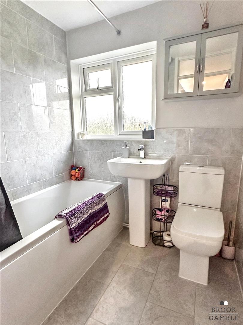 3 Bedroom House. Rockhurst Drive in Eastbourne, East Sussex 17